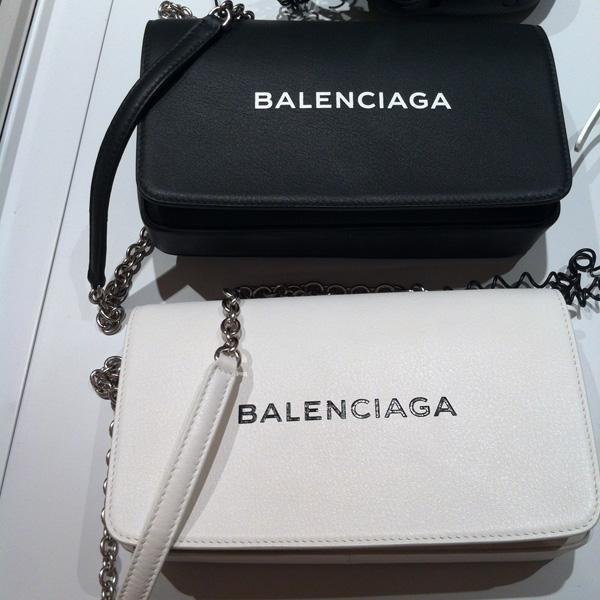 BALENCIAGA バレンシアガ スーパーコピー ショルダーバッグ ポシェット ロゴが印象的なチェーンバッグ ホワイト 8071101